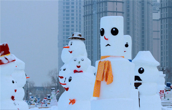 Para saludar el a?o nuevo, un gracioso mu?eco de nieve se exhibe en el Parque del Hielo y la Nieve de Harbin, provincia de Heilongjiang, que atrae a muchos visitantes de diferentes latitudes de China. [Foto: IC]