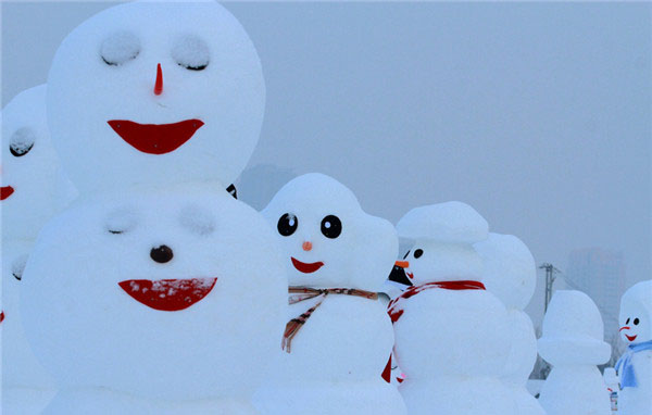 Para saludar el a?o nuevo, un gracioso mu?eco de nieve se exhibe en el Parque del Hielo y la Nieve de Harbin, provincia de Heilongjiang, que atrae a muchos visitantes de diferentes latitudes de China. [Foto: IC]