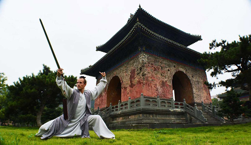 El estadounidense Jake Lee Pinnick practica kung fu en la monta?a Wudang, donde se encuentra el famoso complejo de templos y monasterios taoístas. [Foto: Feng Yuxin]