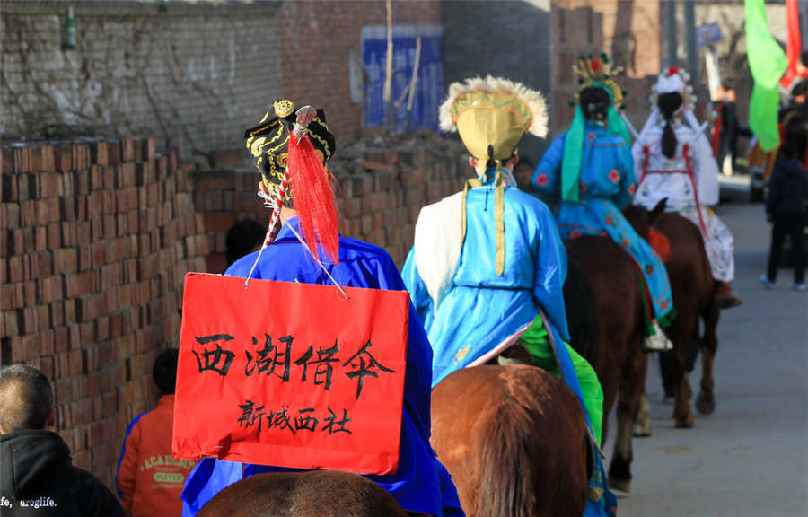 Los actores desfilan por las calles anunciando la próxima presentación de Shehuo en Jixian, Zhouzhi, Xi'an, provincia de Shaanxi, 22 de febrero del 2018. [Foto: IC]