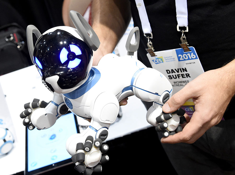 El perro robot WowWee CHiP se exhibe en el CES 2016 en Las Vegas, Nevada, Estados Unidos, 4 de enero del 2016. [Foto: VCG]