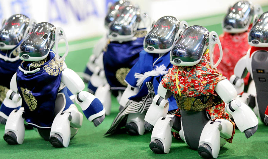 Perros robot practican Tai Chi durante una exhibición en una feria de turismo celebrada en Hangzhou, provincia de Zhejiang. [Foto: VCG]