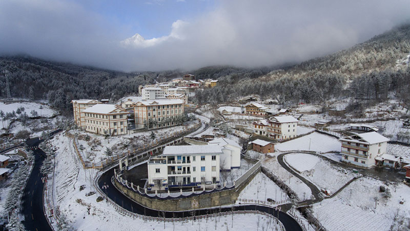 Foto del 24 de febrero de 2018 muestra el paisaje nevado del municipio de Qiaoqi, condado de Baoxing, provincia de Sichuan, al suroeste de China. [Foto / Xinhua]