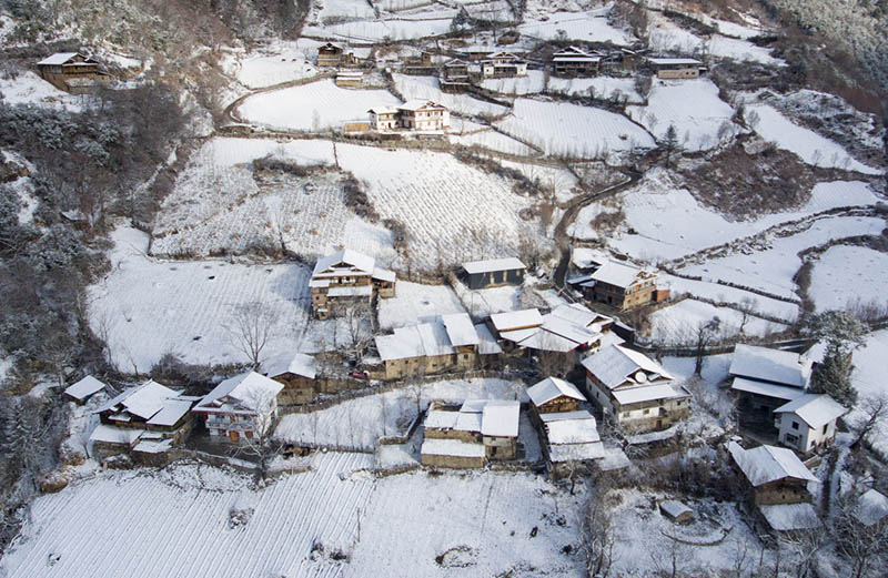 Foto del 24 de febrero de 2018 muestra el paisaje nevado del municipio de Qiaoqi, condado de Baoxing, provincia de Sichuan, al suroeste de China. [Foto / Xinhua]