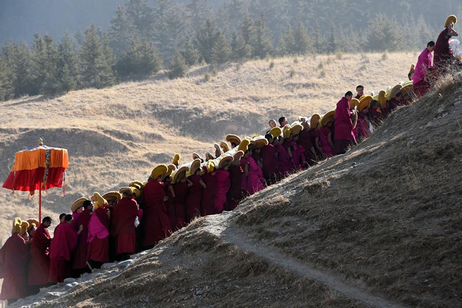 El “soleado del Buda" es una de las ceremonias anuales más importantes que se celebran en el monasterio de Labrang, provincia de Gansu, 28 de febrero del 2018. [Foto: Xinhua]