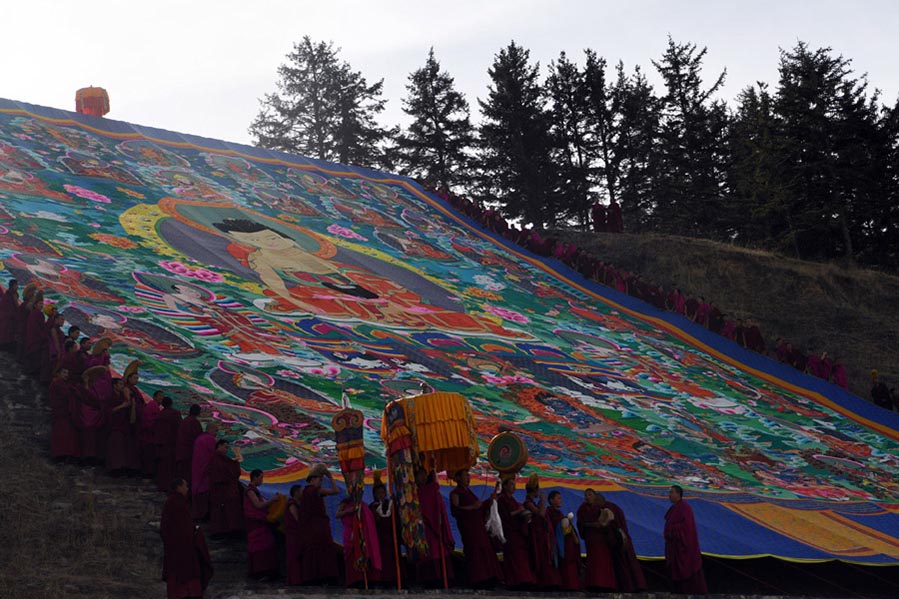 El “soleado del Buda" es una de las ceremonias anuales más importantes que se celebran en el monasterio de Labrang, provincia de Gansu, 28 de febrero del 2018. [Foto: Xinhua]