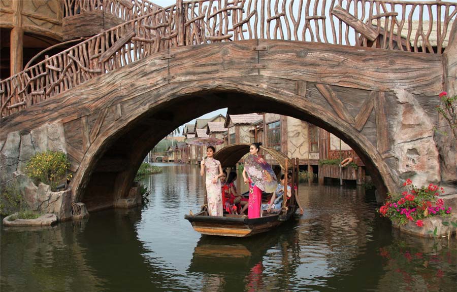 Mujeres en qipao reciben la primavera en la Chuanlord Tourism Expo Park de Foshan, provincia de Guangdong, 5 de marzo del 2018. [Foto: IC]