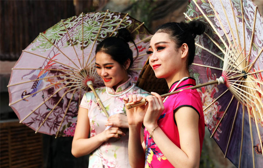 Mujeres en qipao reciben la primavera en la Chuanlord Tourism Expo Park de Foshan, provincia de Guangdong, 5 de marzo del 2018. [Foto: IC]