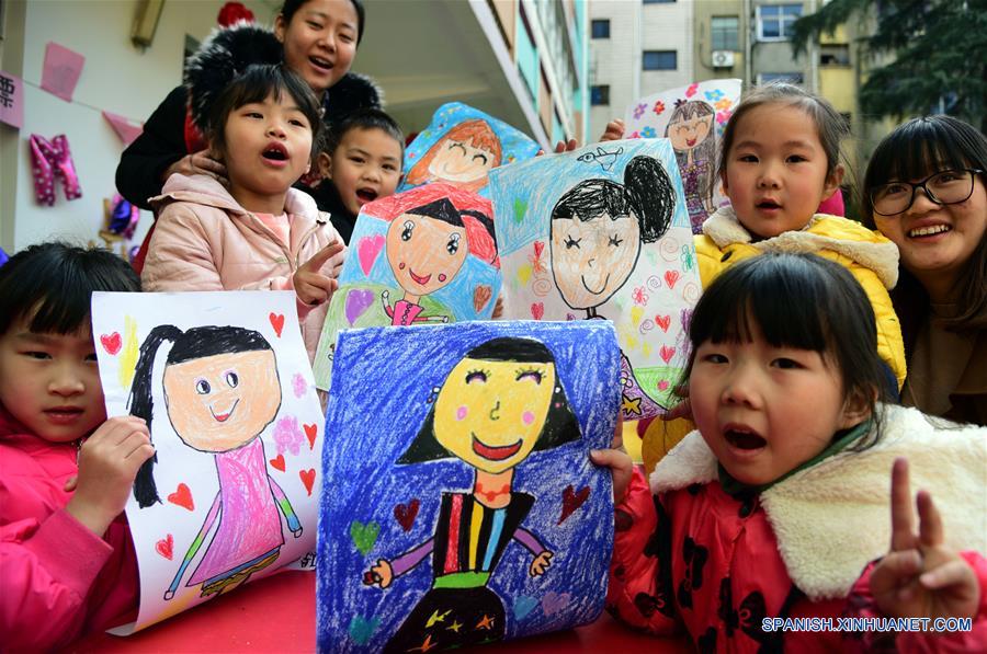 JIANGSU, marzo 7, 2018 (Xinhua) -- Imagen del 6 de marzo de 2018 de ni?os mostrando dibujos que representan a sus madres durante una actividad llevada a cabo previo el Día Internacional de la Mujer, en el Jardín de Ni?os Chaoyanglou en la ciudad de Zhenjiang, provincia de Jiangsu, en el este de China. (Xinhua/Shi Yucheng)