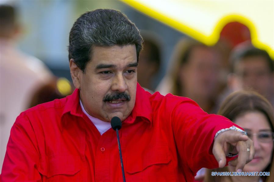 El presidente de Venezuela, Nicolás Maduro, pronuncia un discurso durante una jornada de carnetizacion del Partido Socialista Unido de Venezuela (PSUV), en la plaza Bolívar, en Caracas, Venezuela, el 9 de marzo de 2018. El presidente de Venezuela, Nicolás Maduro, dijo el viernes que el secretario general de la Organización de las Naciones Unidas (ONU), António Guterres, no requiere de algún "paso burocrático" para el envío de una misión de acompa?amiento en los próximos comicios presidenciales. "Los reglamentos de las Naciones Unidas le facultan al secretario general para designar comisión de observación electoral en cualquier proceso, sin necesidad de pasar por algún paso burocrático: Asamblea General, Consejo de Seguridad", explicó Maduro en Caracas. El presidente venezolano ratificó su solicitud al secretario general de la ONU para que designe una misión de acompa?amiento en los comicios presidenciales programados para el próximo 20 de mayo. (Xinhua/Str)