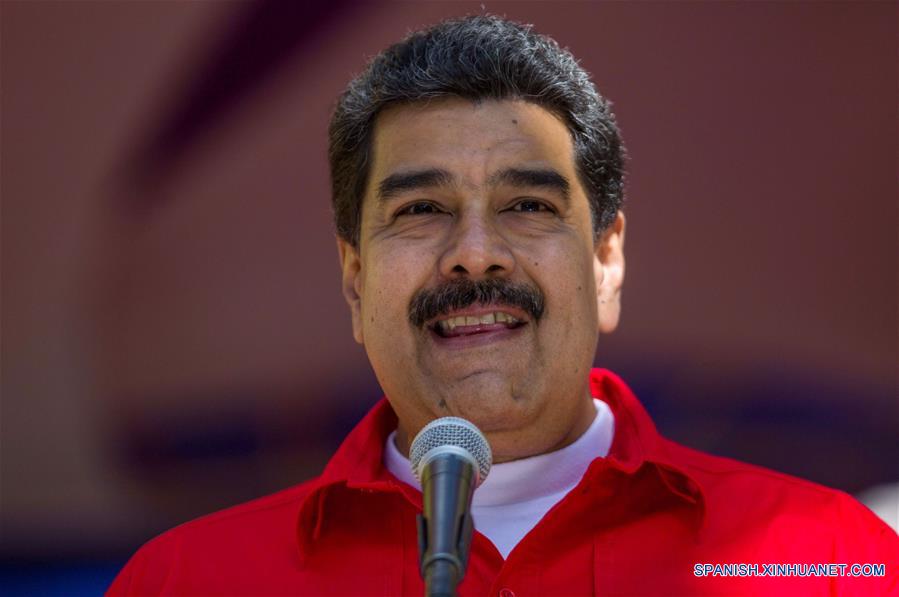 El presidente de Venezuela, Nicolás Maduro, pronuncia un discurso durante una jornada de carnetizacion del Partido Socialista Unido de Venezuela (PSUV), en la Plaza Bolívar, en Caracas, Venezuela, el 9 de marzo de 2018. El presidente de Venezuela, Nicolás Maduro, dijo el viernes que el secretario general de la Organización de las Naciones Unidas (ONU), António Guterres, no requiere de algún "paso burocrático" para el envío de una misión de acompa?amiento en los próximos comicios presidenciales. "Los reglamentos de las Naciones Unidas le facultan al secretario general para designar comisión de observación electoral en cualquier proceso, sin necesidad de pasar por algún paso burocrático: Asamblea General, Consejo de Seguridad", explicó Maduro en Caracas. El presidente venezolano ratificó su solicitud al secretario general de la ONU para que designe una misión de acompa?amiento en los comicios presidenciales programados para el próximo 20 de mayo. (Xinhua/Str)