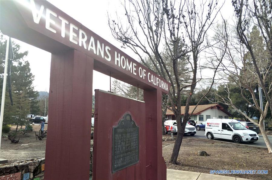 Vehículos de medios de comunicación permanecen frente a un centro para veteranos, en el condado de Napa, en el norte del estado de California, Estados Unidos, el 9 de marzo de 2018. Un hombre armado tomó el viernes como rehenes a tres personas en un centro para veteranos de California y el incidente continúa, informaron medios locales. El Buró de Alcohol, Tabaco, Armas de Fuego y Explosivos (ATF, por sus siglas en inglés) dijo en Twitter que respondió a un tiroteo y a una situación de toma de rehenes en un centro para veteranos de Yountville. (Xinhua/Wu Xiaoling)