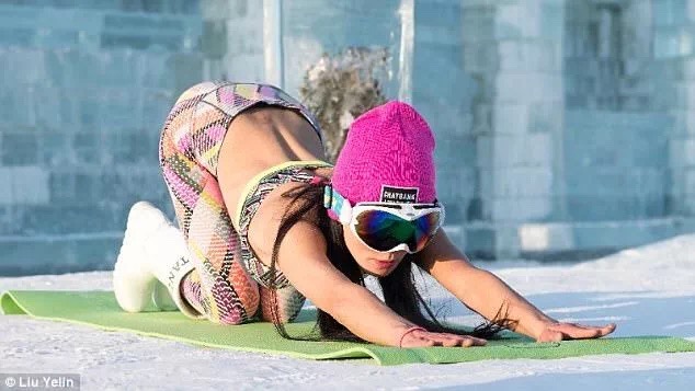 Madre china de 50 a?os exhibe un cuerpo de veintea?era y hace yoga a -40C