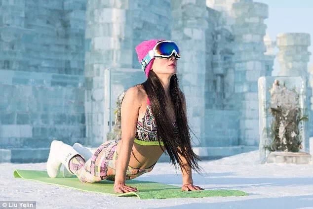 Madre china de 50 a?os exhibe un cuerpo de veintea?era y hace yoga a -40C