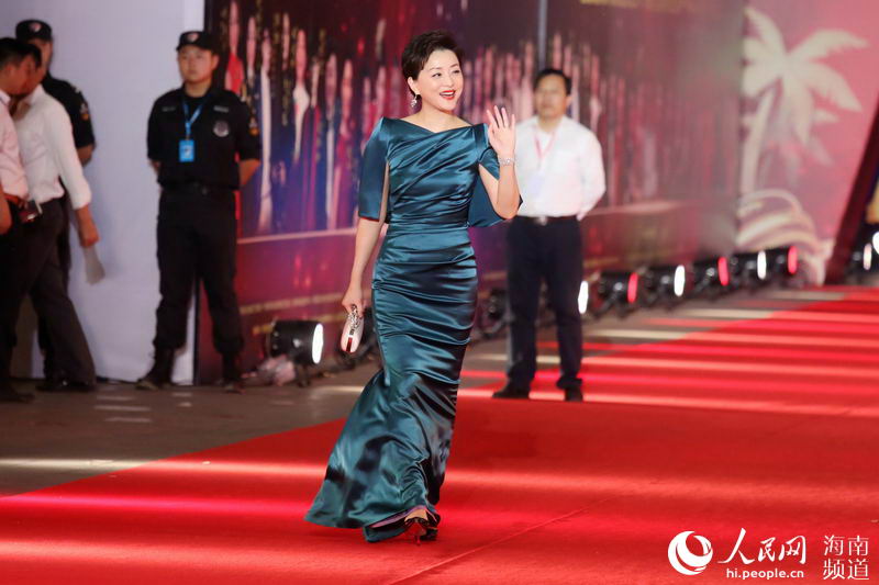 Antes de la ceremonia, los invitados posan en la alfombra roja.