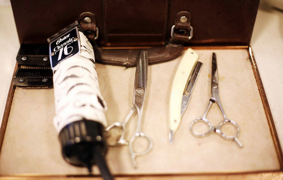 Varios tipos de tijeras, aceite de pelo y peine en la mesa de “La barbería” de Henry y su esposa, Shanghai, 5 de abril del 2018. (Foto: IC)