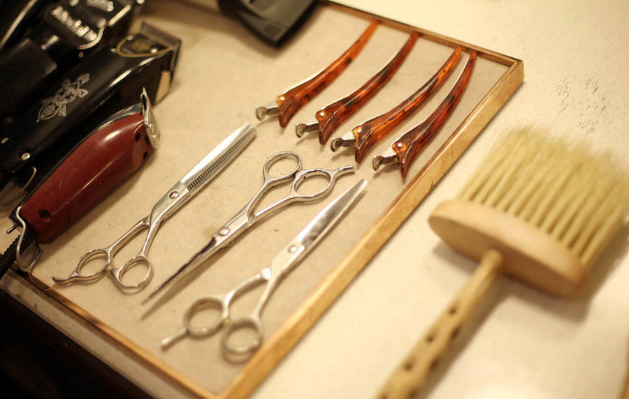 Varios tipos de tijeras, aceite de pelo y peine en la mesa de “La barbería” de Henry y su esposa, Shanghai, 5 de abril del 2018. (Foto: IC)