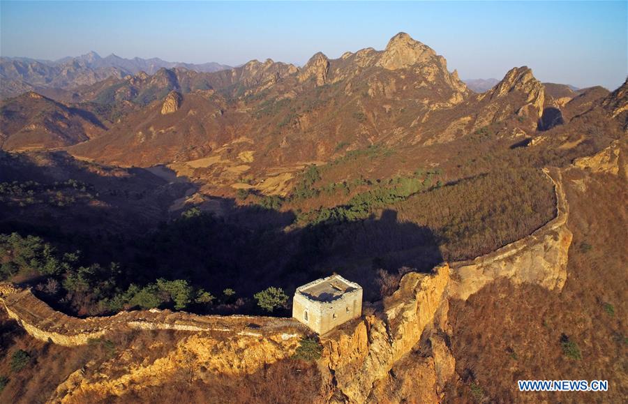 Suizhong, Huludao, Liaoning,?18/04/2018 (El Pueblo en Línea) - Foto aérea del 15 de abril de 2018 muestra la antigua Gran Muralla en el condado de Suizhong, Huludao, provincia de Liaoning, noreste de China. (Xinhua / Yang Qing)