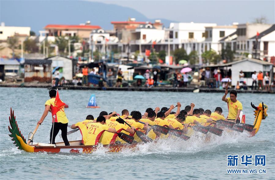 Los competidores participan en la final masculina de 200 metros durante la carrera de botes de dragón en Wanning, provincia de Hainan, sur de China, el 10 de marzo de 2016. [Foto / Xinhua]