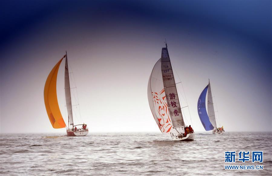 Los barcos compiten durante la Regata Round Hainan 2016 celebrada en Sanya, provincia de Hainan, sur de China, el 14 de marzo de 2016. [Foto / Xinhua]