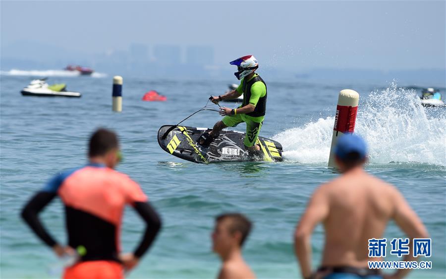 Los competidores navegan durante una carrera celebrada en la isla de Wuzhizhou en Sanya, provincia de Hainan, sur de China, el 17 de septiembre de 2016. [Foto / Xinhua]