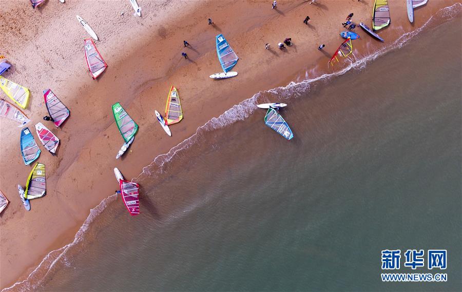 Los competidores participan en la Competición Great Prix de Sailboard celebrada en Haikou, provincia de Hainan, sur de China, el 16 de noviembre de 2017. [Foto / Xinhua]