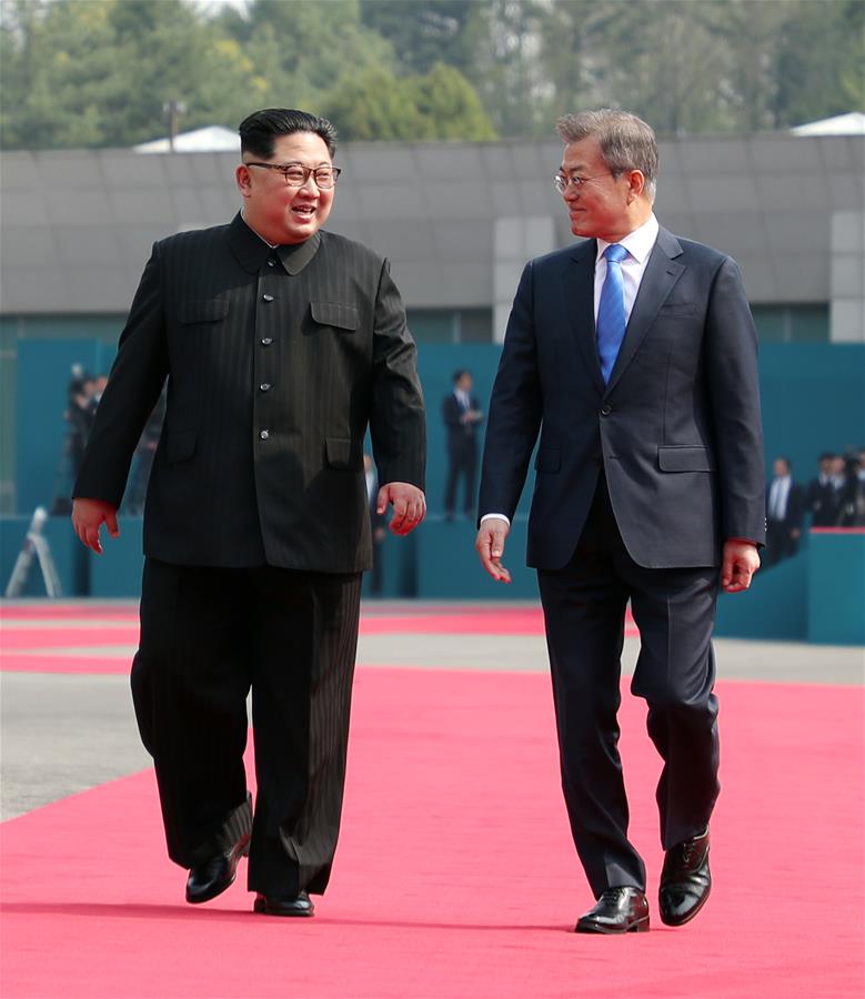 Presidente surcoreano recibe a máximo líder de RPDC después de que Kim cruzara la frontera a pie