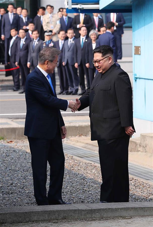 Presidente surcoreano recibe a máximo líder de RPDC después de que Kim cruzara la frontera a pie