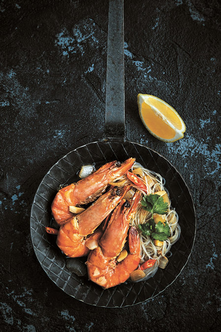 Recomendación de la chef Grace Choy: Gambas tigre picantes en cacerola de Vermicelli. [Foto proporcionada a chinadaily.com.cn]