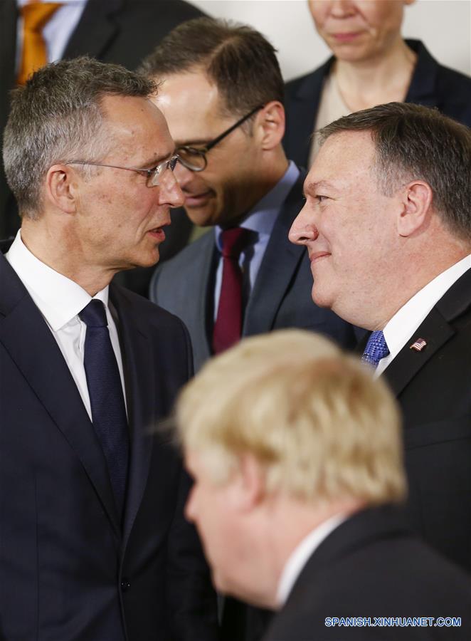 BRUSELAS, abril 27, 2018 (Xinhua) -- El secretario general de la Organización del Tratado del Atlántico Norte (OTAN), Jens Stoltenberg (i), y el secretario de Estado de Estados Unidos, Mike Pompeo (d), conversan durante una sesión de fotografías grupales durante la reunión de Ministros de Relaciones Exteriores de la OTAN, en la sede de la OTAN en Bruselas, Bélgica, el 27 de abril de 2018. (Xinhua/Ye Pingfan)