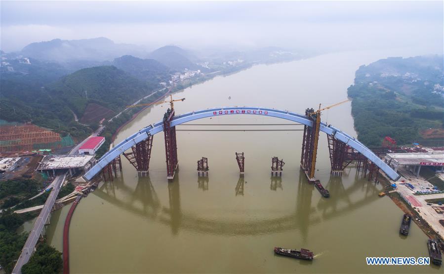 Colocan con éxito el arco medio del gran Puente Liuzhou Guantang 