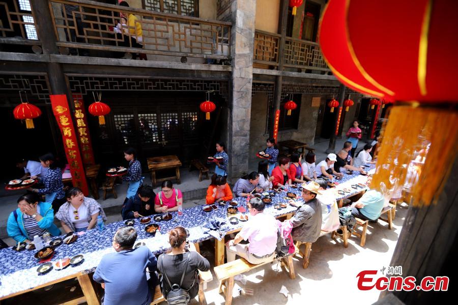 Banquete con mesa larga en un festival de turismo