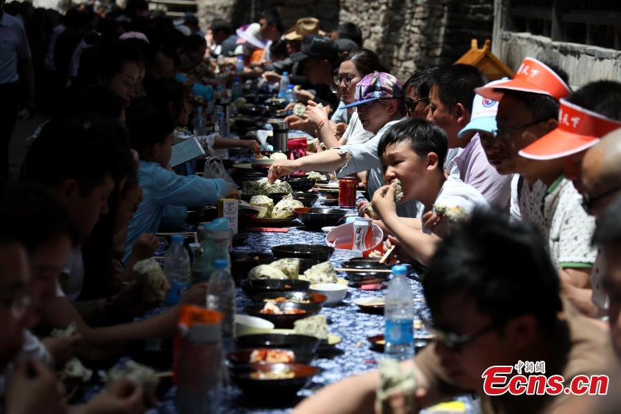 Banquete con mesa larga en un festival de turismo