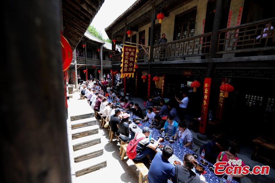 Banquete con mesa larga en un festival de turismo