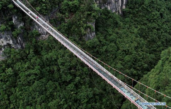 La gente camina en el puente con fondo de vidrio