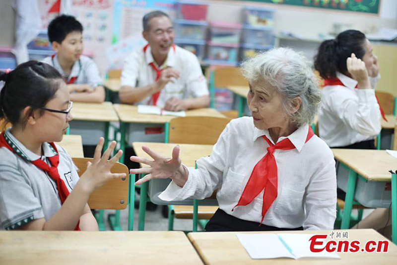 Ancianos disfrazan en el Día del Ni?o