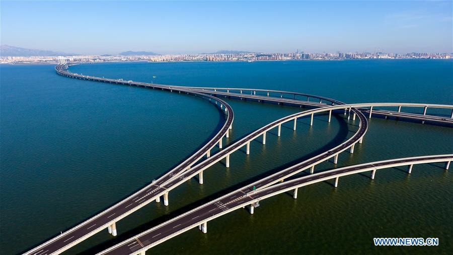 Vista aérea del puente de la Bahía de Jiaozhou en Qingdao