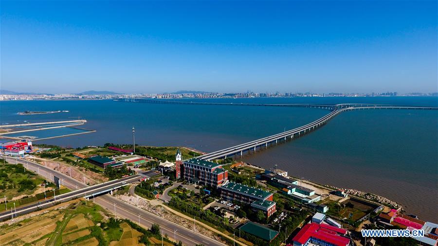 Vista aérea del puente de la Bahía de Jiaozhou en Qingdao