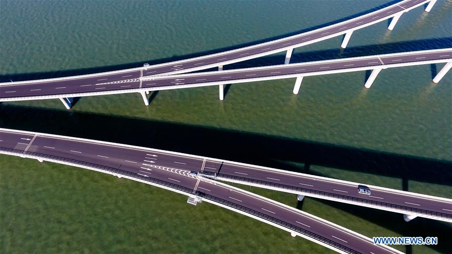 Vista aérea del puente de la Bahía de Jiaozhou en Qingdao