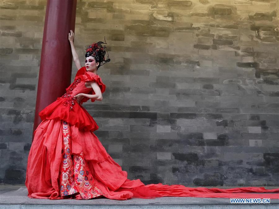 “Espléndida China - Espectáculos de Moda del Patrimonio Cultural Inmaterial de China” en Beijing