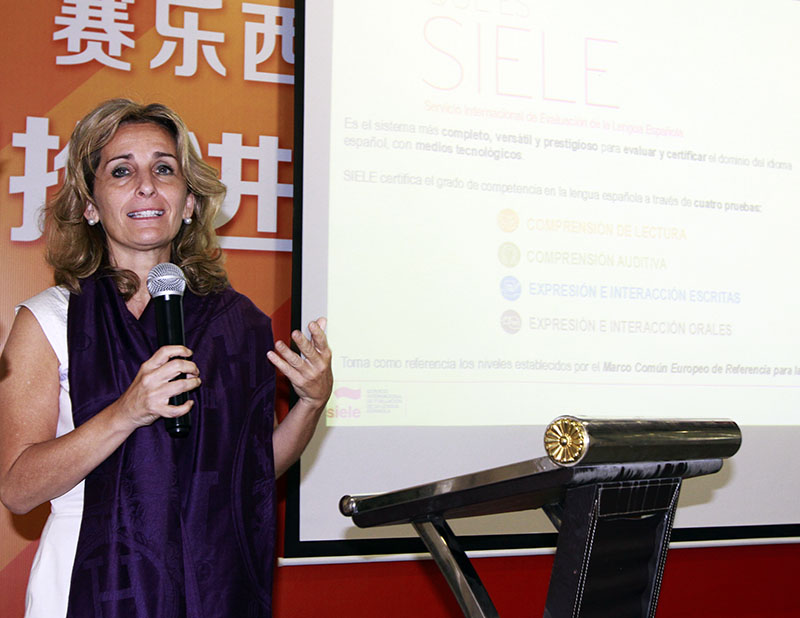 Durante la ceremonia de entrega de la acreditación SIELE al Instituto Seredu de Espa?ol, celebrada este martes en Beijing, la Sra. Carolina Jeux, directora general de Telefónica Educación Digital –titular del SIELE- destacó las ventajas del nuevo examen panhispánico. Beijing, 12 de junio del 2018. (Foto: YAC)