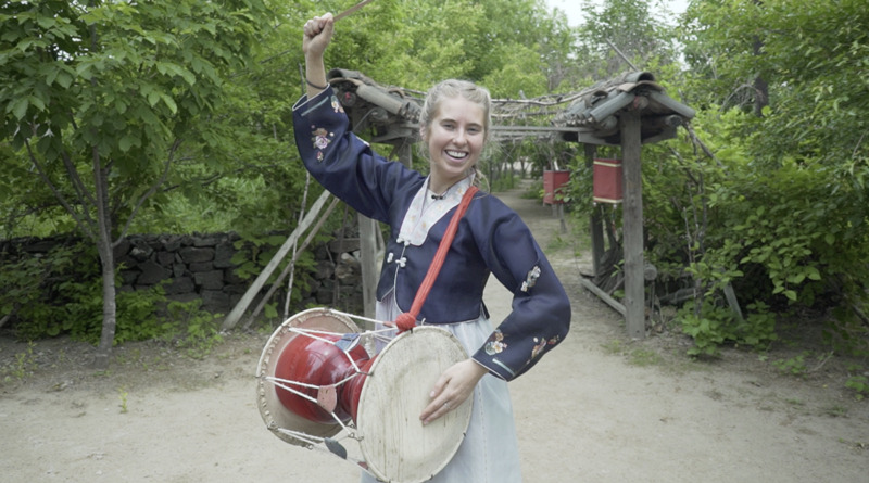 Amy Lyons toca instrumentos tradicionales de una minoría étnica china