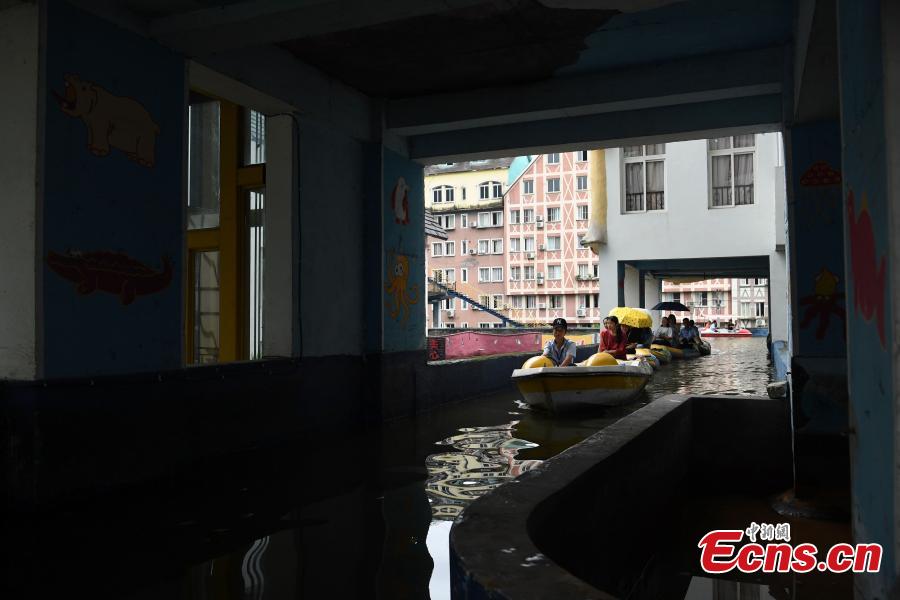 Un canal artificial atrae a los visitantes al distrito vinícola de Chongqing