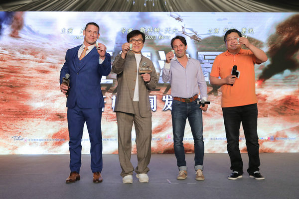 El reparto de Project X celebra el comienzo de la grabación en Shanghai el 19 de junio. [Foto proporcionada a chinadaily.com.cn]