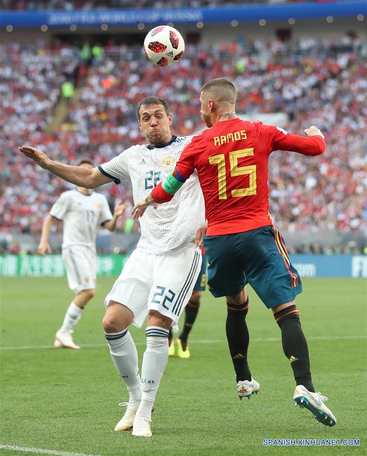 El jugador Sergio Ramos (d), de Espa?a, disputa el balón con Artem Dzyuba (i), de Rusia, durante el partido de octavos de final de la Copa Mundial de la FIFA Rusia 2018, en Moscú, Rusia, el 1 de julio de 2018. (Xinhua/Xu Zijian)