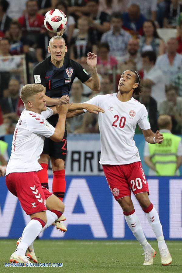 El jugador Domagoj Vida (c), de Croacia, disputa el balón durante el partido de octavos de final de la Copa Mundial de la FIFA Rusia 2018, ante Dinamarca, en Nizhni Novgorod, Rusia, el 1 de julio de 2018. (Xinhua/Bai Xueqi)