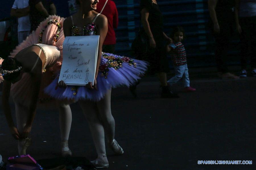 Bailarinas en evento en la Avenida Paulista