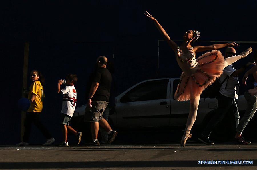 Bailarinas en evento en la Avenida Paulista