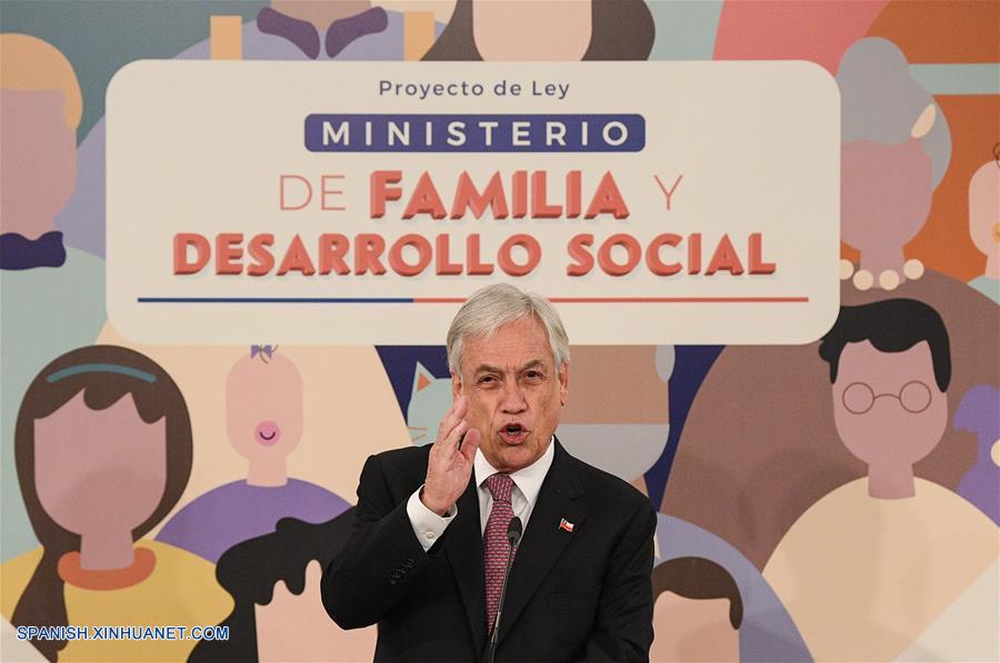 SANTIAGO, julio 26, 2018 (Xinhua) -- El presidente de Chile, Sebastián Pi?era, pronuncia un discurso después de firmar el proyecto de ley para la creación del Ministerio de Familia y Desarrollo Social, en el Palacio de La Moneda, en Santiago, capital de Chile, el 26 de julio de 2018. (Xinhua/Jorge Villegas)