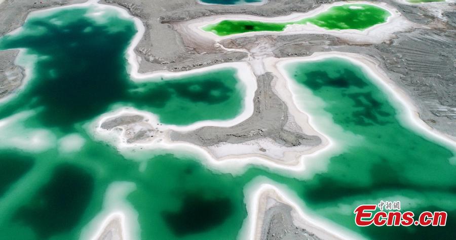 Lago Esmeralda: joya bajo el cielo azul que nace de la monta?a nevada